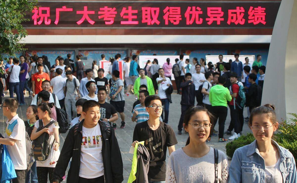 华为手机关机不显示
:你说冤不冤？女子关机手机在考场响闹铃，被禁考三年