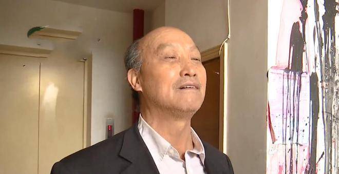 华为手机软件都打不开
:楼下住了精神病人，云南一大爷3年不敢回家，门被砸得都打不开