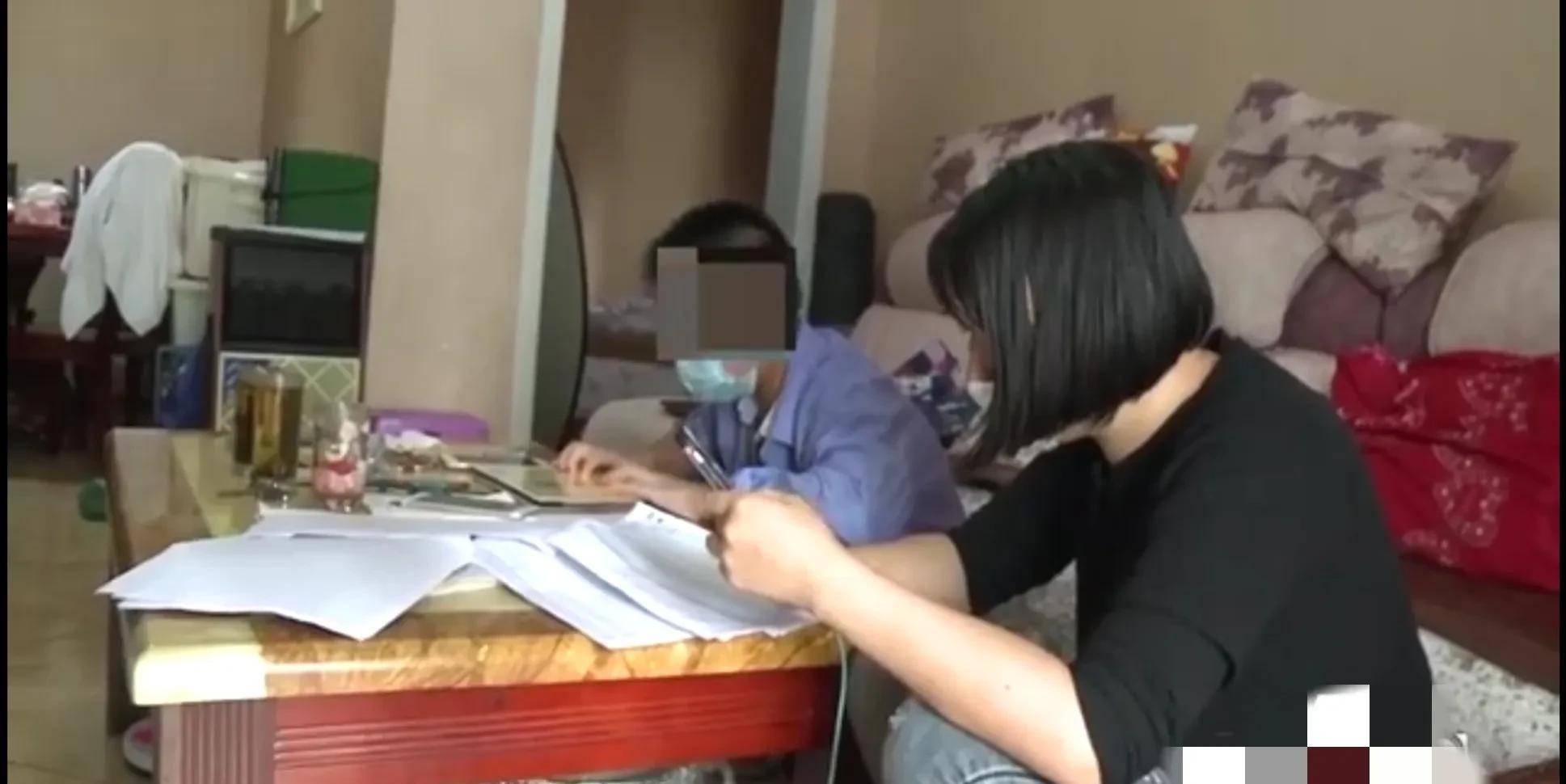 华为无虚拟按键的手机游戏
:重庆一12岁男孩挥霍了17万还房贷钱，玩游戏的手机是个吞钱利器