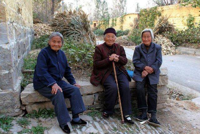 华为手机有信号打不出电话
:老人有个“不孝”子，只打电话从不回来，而全村守着共同秘密5年