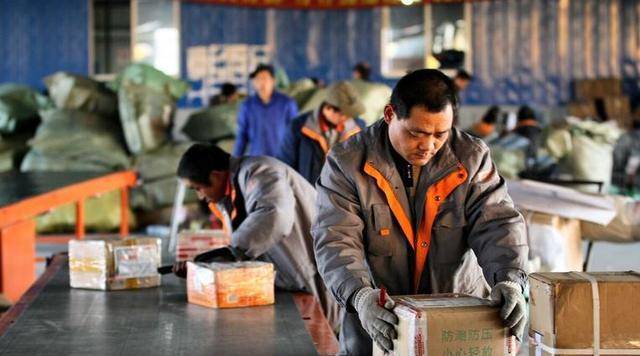 华为手机网上实体店
:回顾：难怪西方不扶持电商！看看他们繁华的街道，一下就都明白了