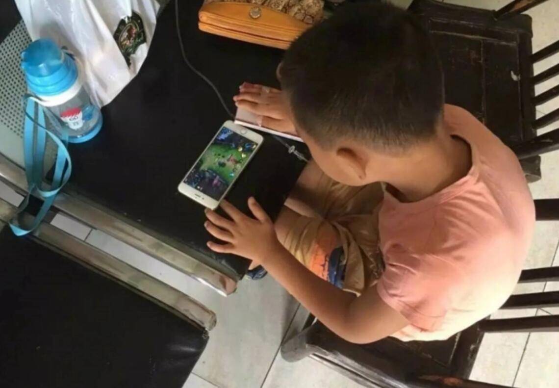 华为手机很卡很慢怎么办
:宝宝还没上一年级就有了网瘾，怎么办？找到手机的替代品很关键
