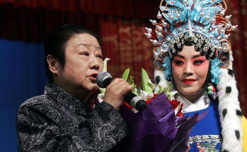 美版和国版苹果手机的差距:京剧电影版和舞台版还是有差距的，李炳淑的《白蛇传》就有缺陷