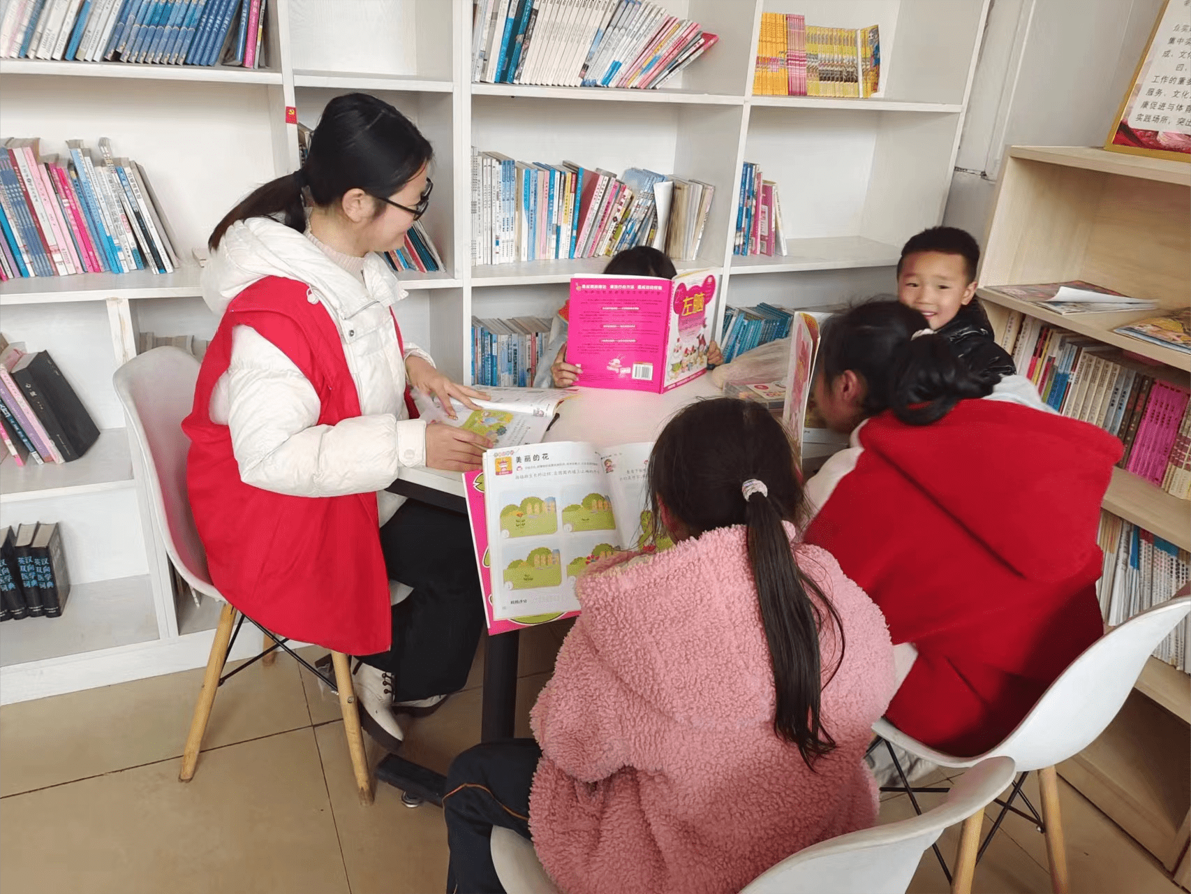 防溺水小苹果版手势舞视频:团伴周末！惠水县移民社区儿童欢乐多