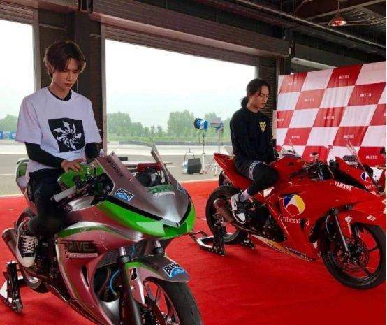 真实赛车3v8.4苹果版:尹正，一个真正崇拜张国荣的明星
