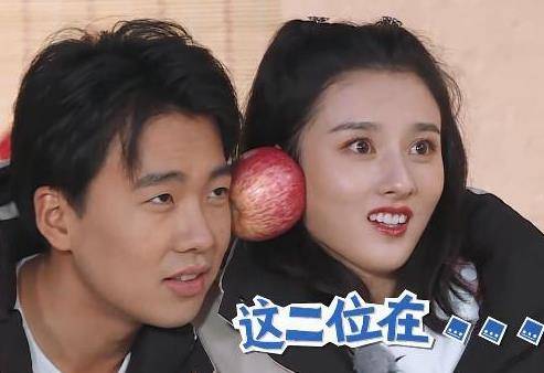 葡萄牙版的苹果咋样看:郭麒麟宋祖儿CP感爆棚，两人脸贴脸夹苹果，突然被人拿掉后…
