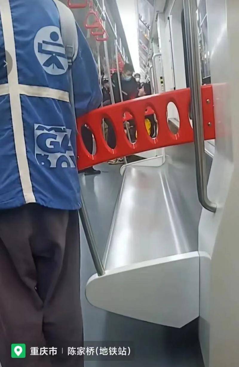 qq音乐简洁版苹果版:男子在重庆轨道交通一号线持刀捅伤女子被刑拘 目击者：事发时一年轻男生扑倒抱住伤人者