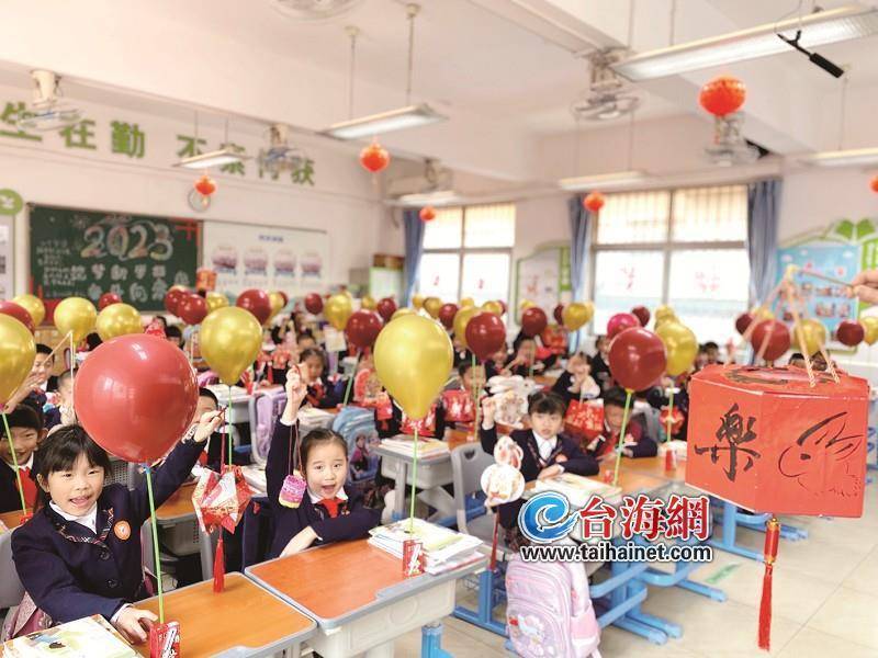 苹果 儿歌 英文版
:新学期启幕！厦门中小学生重返校园
