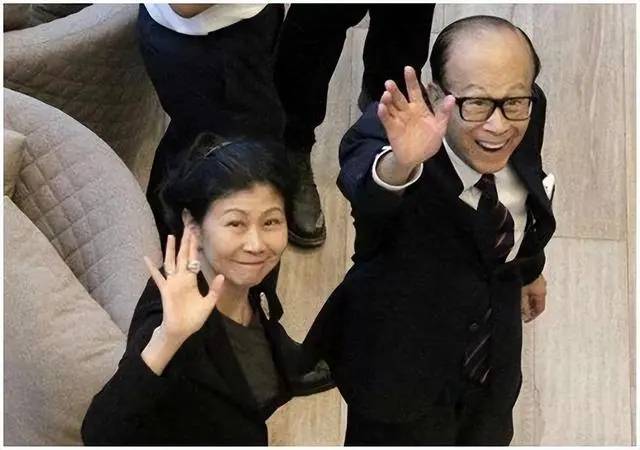苹果澳洲版全网通
:香港首富背后的女强人：李嘉诚红颜知己，投资全球80多家科技企业