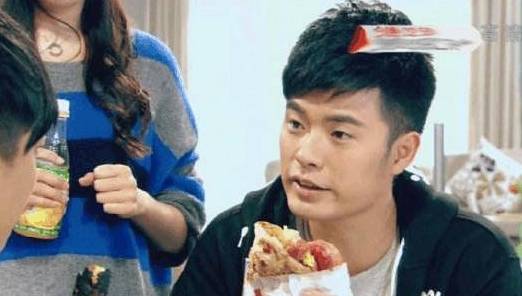 爱情公寓4苹果版
:爱情公寓主角的标志性食物，吕子乔的面膜真能吃？最后一个吃不完