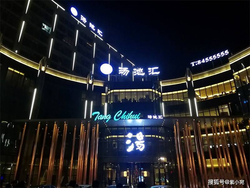 青苹果乐园女版
:现实版女澡堂遇男搓澡工?嘉兴女白领浴场在泡澡时突遭男员工闯入