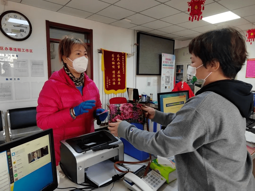 鼓鼓钱包苹果版下载
:就是这人，在顺义捡到内装2万元钱包后···