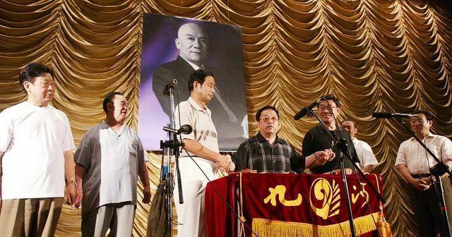 想听天津版的小苹果:侯耀文砸挂过两位天津相声演员，苏文茂平静，魏文亮急了