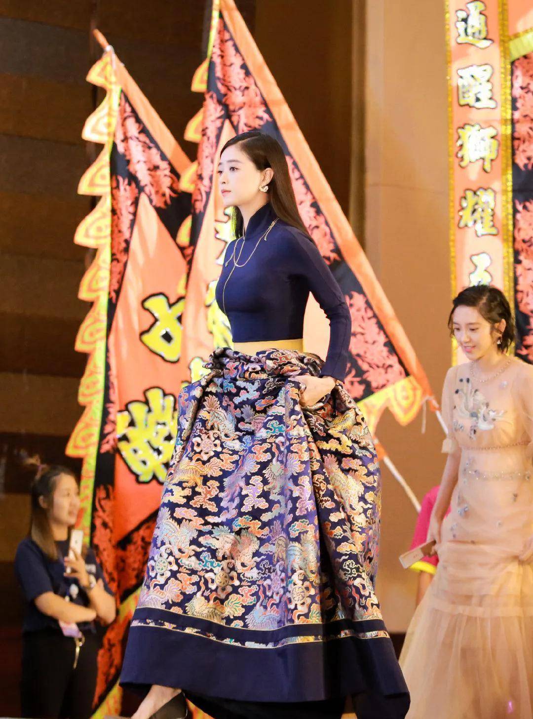 改良旗袍微胖苹果版:蒋欣换个造型美到认不出！一袭国风刺绣改良旗袍裙明艳霸气，比演华妃时气场还