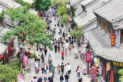 聊城人社苹果版:火爆“五一”凸显中国经济活力（国际论道）