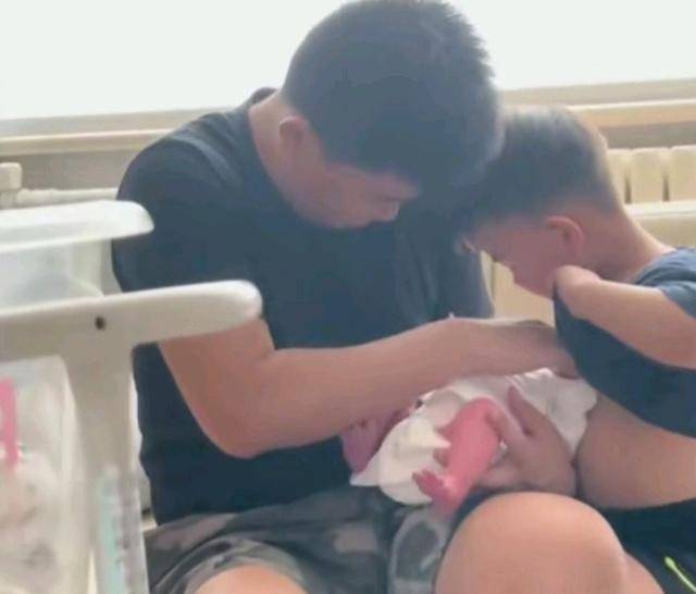 逗奶视频苹果版:3岁哥哥撩起衣服给刚出生的妹妹喂奶，爸爸不阻止还帮忙