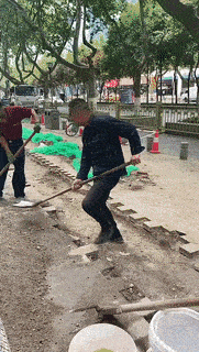 苹果甚么叫公开版:搞笑gif段子：看起来很忙实际上啥都没做 像极了工作中摸鱼的你