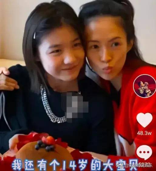 苹果破解版读书:章子怡堪称人生赢家，与养女携手逛街好似一对亲姐妹