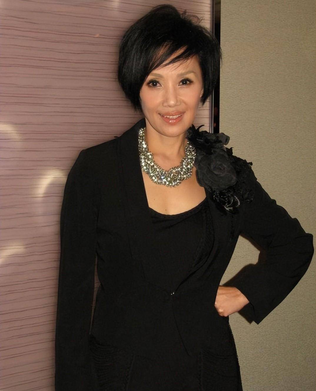 美容版小苹果舞蹈:韩马利：三婚两遇渣男，与杜燕歌结婚34年无子女，后悔年轻没努力