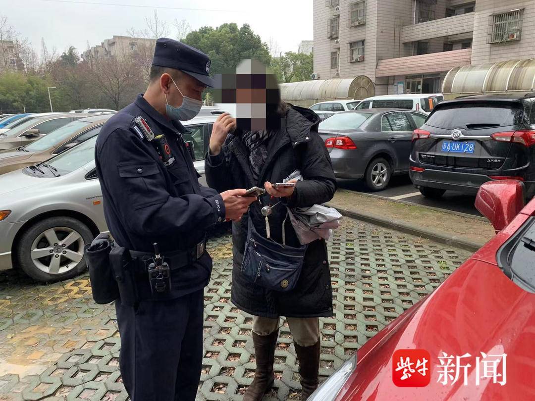 手机铃声:存有重要资料的手机丢了，民警在车辆夹缝中帮她寻回