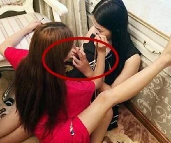 手机手电筒:搞笑图片搞笑段子：两个妹子这样坐是闺蜜，但换两个男人是什么？