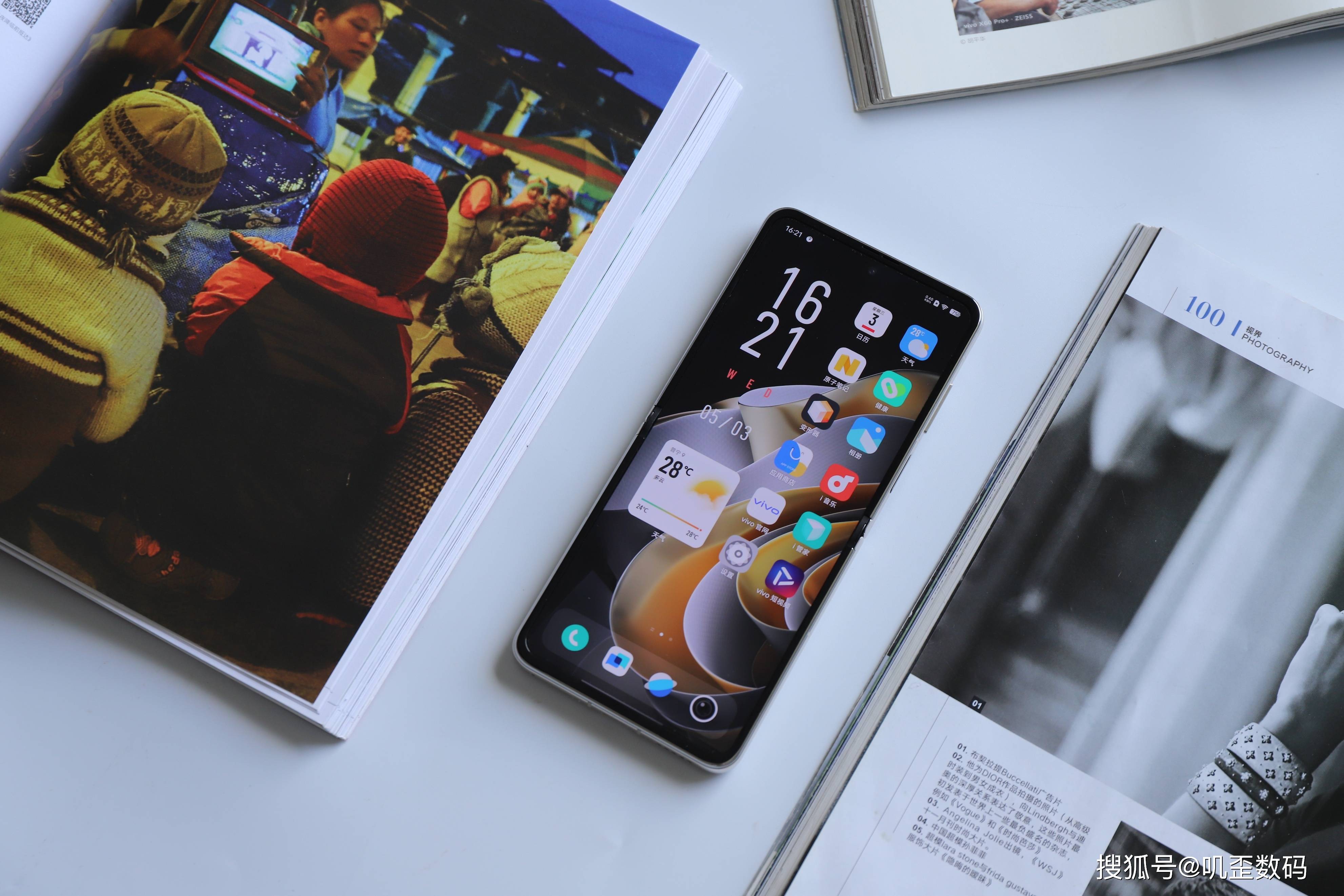 手机站:vivo X Flip评测：好看也好用，小折叠屏手机终于站起来了