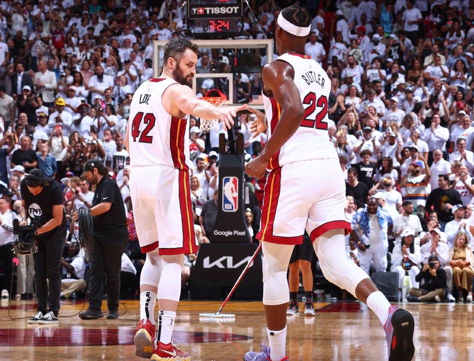 cctv5手机在线直播:CCTV5直播NBA热火VS绿军，巴特勒能否一黑到底？塔图姆拒绝被横扫