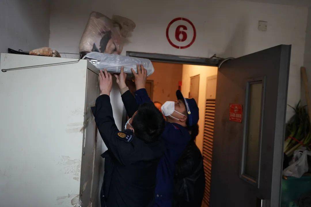 500元以下手机:楼道堆积杂物，处警告或者500元以下罚款【创城进行时】
