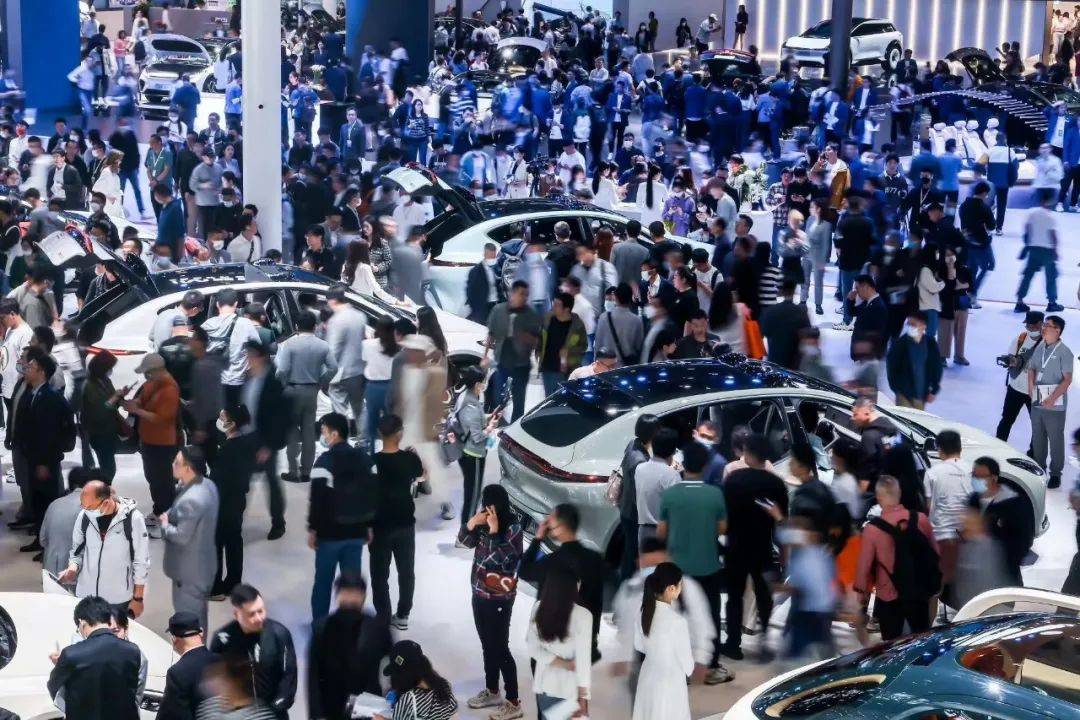 兰博基尼手机:原创
                当代年轻人的特种兵式看展，在上海车展进化到了2.0版