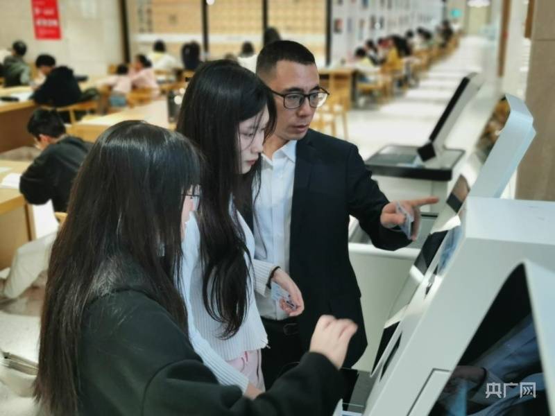 手机看书:湖南衡阳：书香为伴过“五一” 图书馆里别样忙