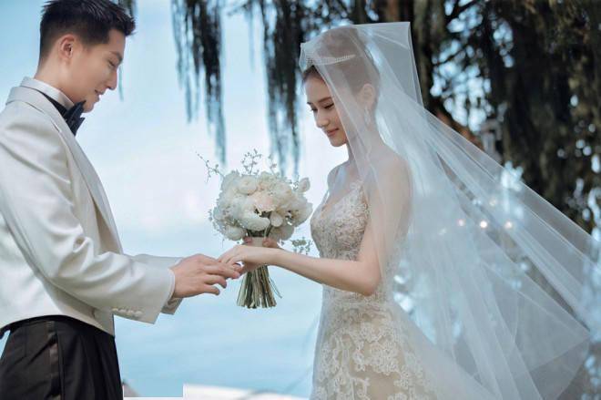 钻石手机:何超莲大婚头戴31.74克拉冠冕 与窦骁深情接吻！