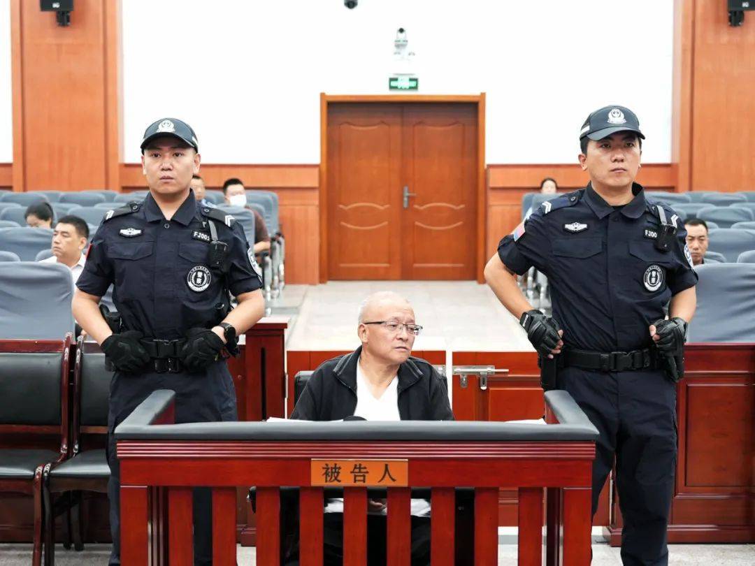 手机死机黑屏:“领导秘书”郑亚军被控受贿5800余万，横跨16年
