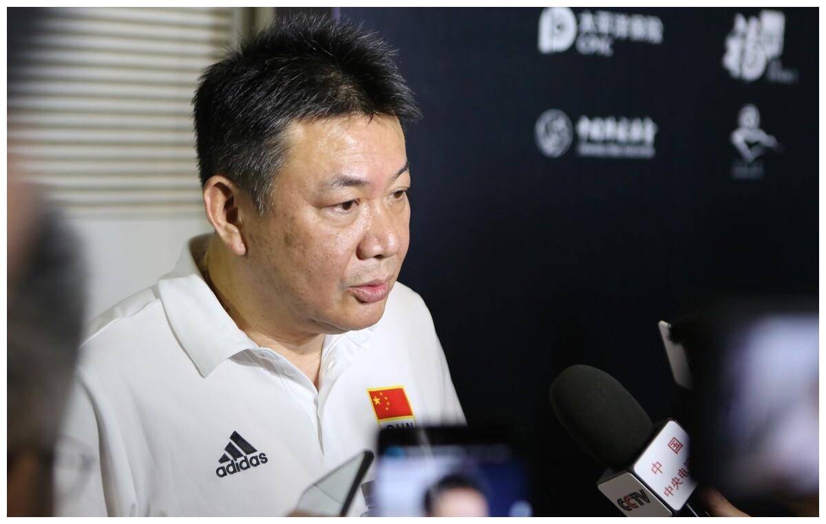 中国女排三连败，蔡斌宣布意外决定，赖亚文批准，球迷遗憾