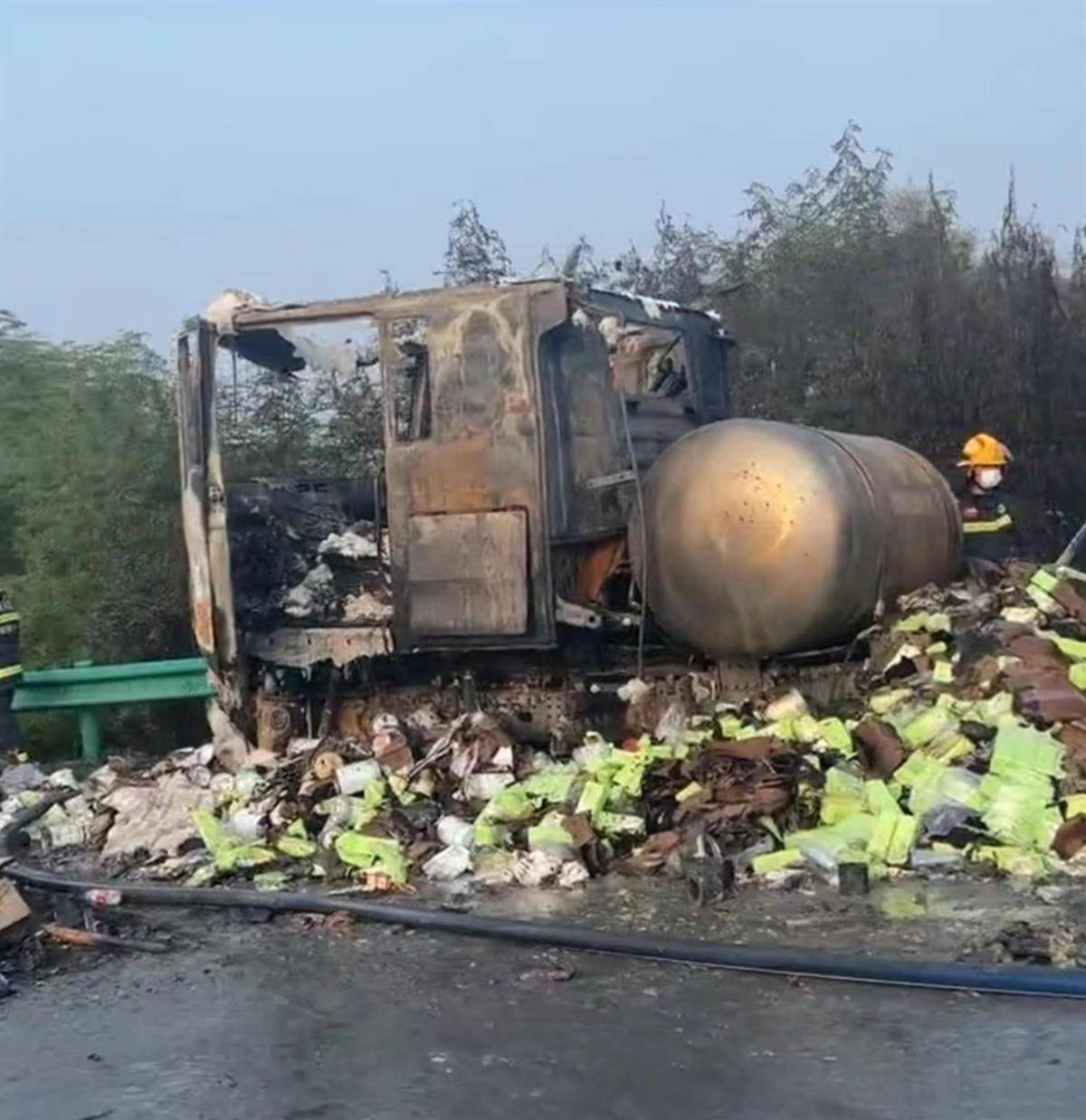安徽合安高速严重堵车7小时，交警：有车辆自燃通行较慢，建议绕行