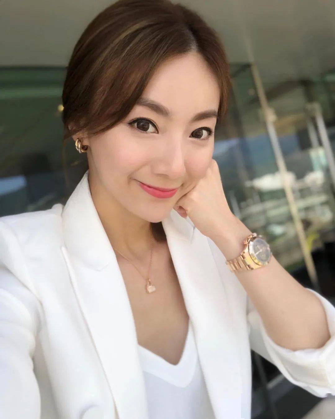 女人整天看手机是看新闻吗女人梦见很多小蛇预示着什么新闻